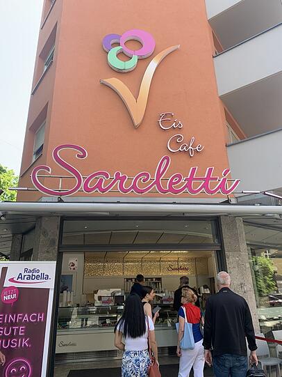 Vor dem Sarcletti stehen Eisfans schon früh Schlange. Vor dem Sarcletti stehen Eisfans schon früh Schlange.