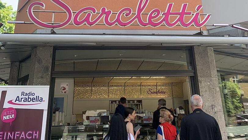 Vor dem Sarcletti stehen Eisfans schon früh Schlange. Vor dem Sarcletti stehen Eisfans schon früh Schlange.