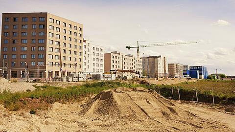 Auf 350 Hektar früherer Ackerfläche im Münchner Westen wird seit einigen Jahren am Neubauviertel Freiham gebaut. Im Landschaftspark, der dazu entstehen soll, lässt der Stadtrat nun auch ein zusätzliches Gewässer planen, idealerweise einen zweiten Badesee fürs Viertel.