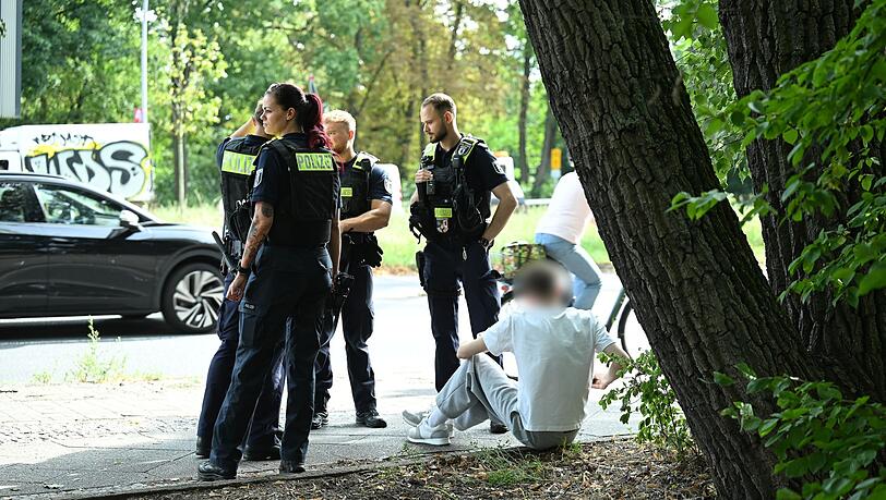 Eine Betreuerin wurde laut Feuerwehr schwer verletzt.
