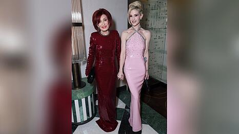 Sharon Osbourne (l.) und Kelly Osbourne bei dem Event in London.