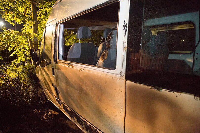 Aus bislang ungeklärter Ursache ging in Traunreut ein Kleinwagen in Flammen auf und brannte komplett aus.
