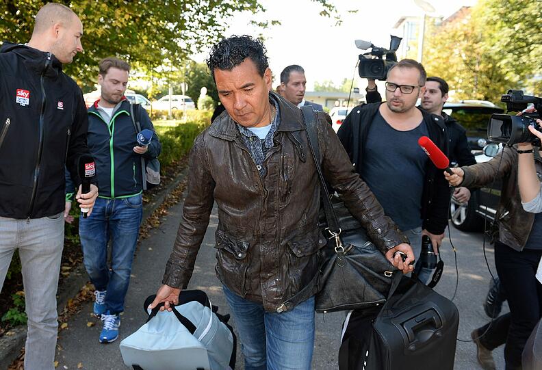 Mit drei großen Taschen verließ Ricardo Moniz die Löwen-Geschäftsstelle.