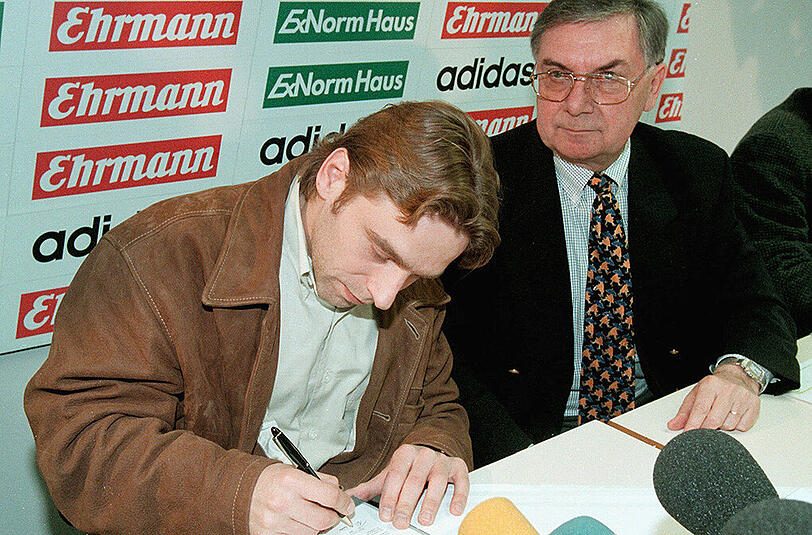 Am 21. März 1997 unterschreibt Thomas Häßler seinen neuen Dreijahresvertrag Vertrag beim Karlsruher SC. Rechts KSC-Präsident Roland Schmider.