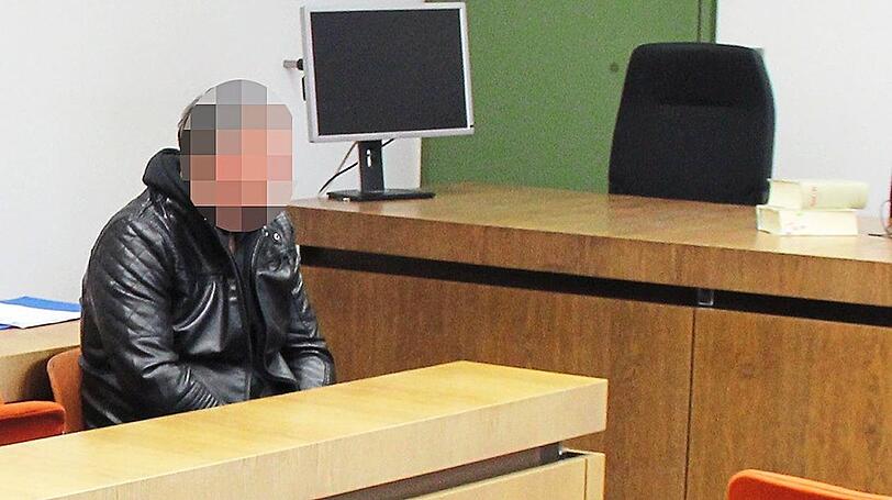 Der Angeklagte vor dem Beginn des Prozesses.