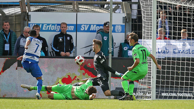 MARCO HILLER NOTE 4
Licht und Schatten beim Schlussmann. Gute Parade nach einem von-Haacke-Freistoß. Patzer, als er von Haacke bei einem Abschlag anschoss. Beim 0:1 warf er sich Torschütze Amin vergeblich entgegen.