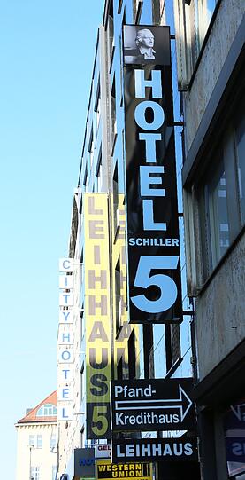 ...und ein Hotel, das mit dem Kopf Friedrich Schillers wirbt, nach dem die Straße 1860 benannt worden ist.