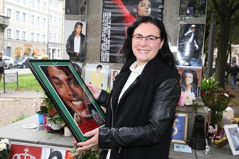 Nena Snezana Akhtar zündet Kerzen an. Heute wäre Michael Jackson 58 Jahre alt geworden.