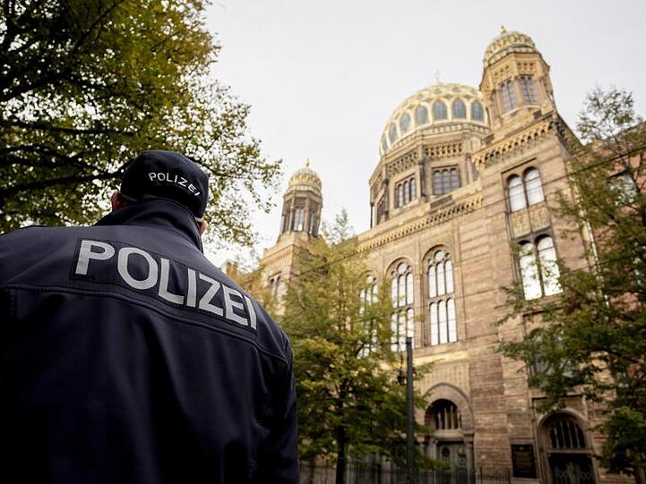 Polizei vor der Neuen Synagoge Berlin. In vielen Städten stehen nach den Schüssen von Halle jüdische Einrichtungen unter besonderem Schutz.