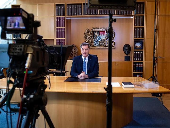 Markus Söder (CSU), Ministerpräsident von Bayern, sitzt kurz vor einer Aufzeichnung an seinem Schreibtisch. Foto: Sven Hoppe/dpa/Archivbild