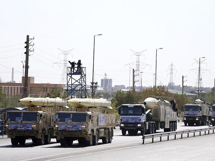 Militärparade im Iran: Die USA haben es - anders als im Irakkrieg - mit einem hoch gerüsteten Gegner zu tun.