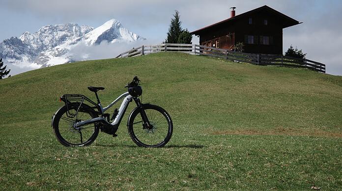 Am höchsten Punkt: Mit dem E-Bike zum Eckbauer oberhalb von Garmisch. Im Hintergrund die verschneite Alpspitze.