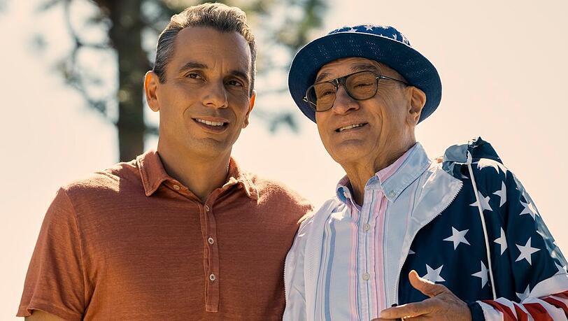 "Und dann kam Dad": Sebastian (Sebastian Maniscalco, l.) und Salvo (Robert De Niro) beginnen langsam, die wahre Bedeutung von Familie und Zusammenhalt zu verstehen.