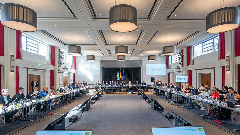 Mitte Oktober hatte Schnieder Eckpunkte zur Novelle des Führerscheins vorgelegt, diese zielt auf Vereinfachungen und mehr digitale Lösungen ab. Mitte Oktober hatte Schnieder Eckpunkte zur Novelle des Führerscheins vorgelegt, diese zielt auf Vereinfachungen und mehr digitale Lösungen ab.