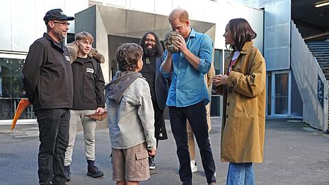 Harry und Meghan lie&szlig;en sich einen Marngrook-Ball zeigen, der f&uuml;r ein traditionelles indigenes Ballspiel benutzt wird.