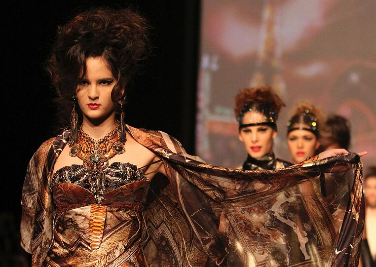 So sexy ist die neue Gaultier-Kollektion: Auf dem Laufsteg in Kolumbien präsentierten die Models wenig Stoff und ganz viel Haut - die Bilder der Exposhow in Cali.