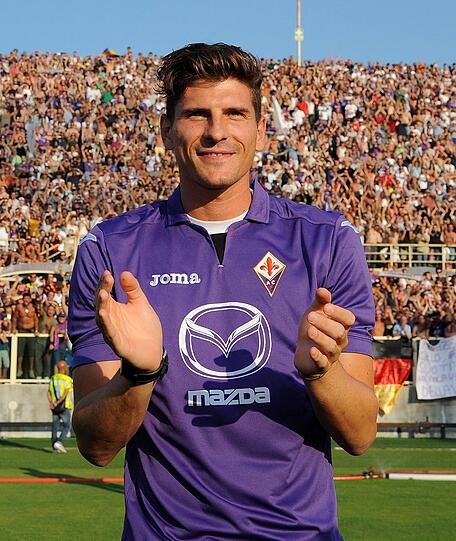 Mario-Mania in Florenz! Am Montag wurde Mario Gomez als neuer Angreifer des AC Florenz vorgestellt. Viele Tausend Fans der Violetten feierten die Ankunft des Stürmers im Stadion. Sehen Sie hier die Bilder!