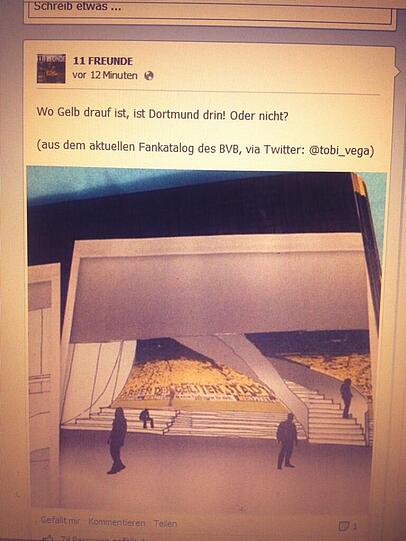 Von 11 Freunde kommentiert: Die BVB-Panne im aktuellen Fankatalog: Mit Bayern-Choreographie. Foto: twitter.com/tobi_vega