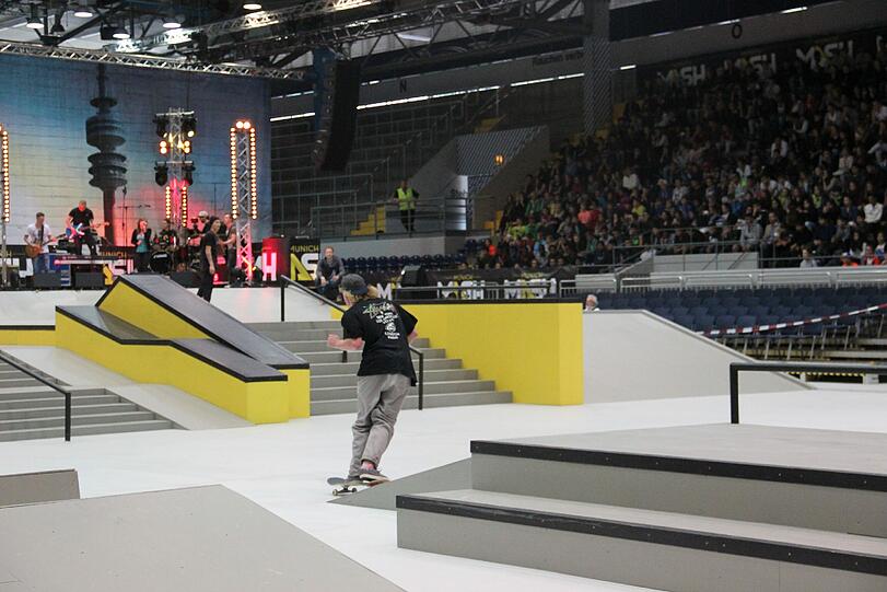 Contest-Teilnehmer üben in der Olympia-Eissporthalle.