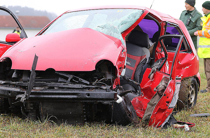 Bilder vom Unfallort in Tabing. Am Samstagmittag kam er hier zum Zusammenstoß zweier Fahrzeuge, die Fahrerin des roten VW Polo verstarb noch am Unfallort.