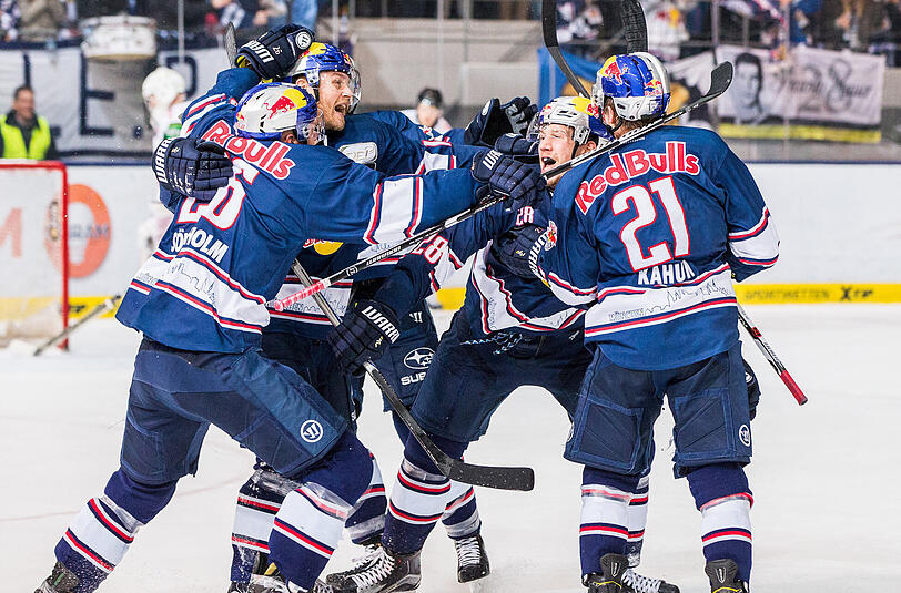 Die EHC-Spieler freuen sich über den 5:4-Siegtreffer.