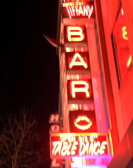 In der üblichen Signalfarbe: die Tiffany-Bar. Es gibt sie seit 40 Jahren. Sie bietet: "Niveauvolle Damen aus unterschiedlichen Kulturen", die sich "nach alten Prinzipien um das Wohl der Gäste" kümmern.