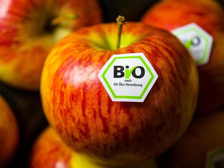 Äpfel mit Bio-Siegel: Verbraucher legen auch beim Kauf von Bio-Lebensmitteln zunehmend Wert auf Markenware.