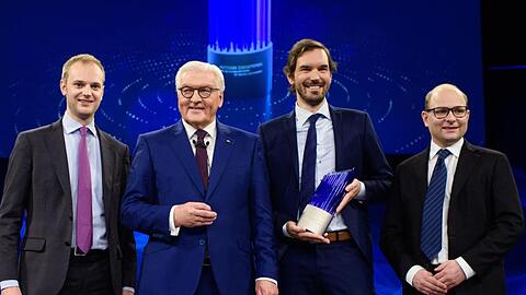 Frank-Walter Steinmeier (2.v.l.), Bundespräsident, steht gemeinsam mit den Preisträgern des deutschen Zukunftspreises, Alexander Rinke (l-r), Martin Klenk und Bastian Nominacher, nach der Verleihung auf der Bühne.