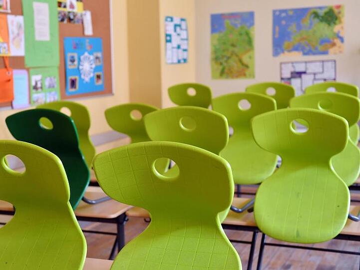 Blick in ein leeres Klassenzimmer in Halle/Saale.