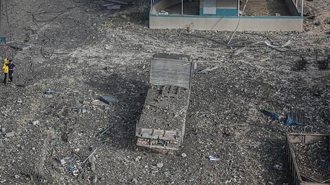 Ein Blick auf die Tr&uuml;mmer einer zerst&ouml;rten Fabrik nach israelischen Luftangriffen auf den Gazastreifen.