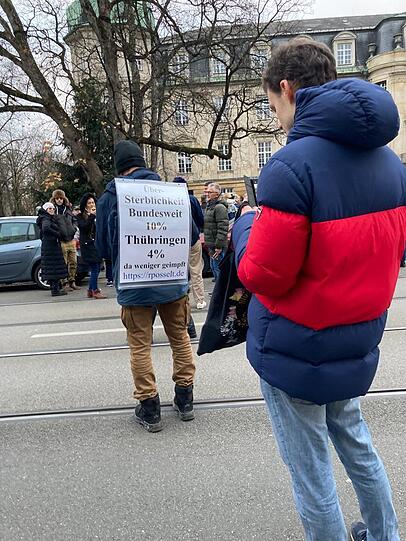 In der Spitze versammelten sich 400 Impfgegner vor dem österreichischen Konsulat.