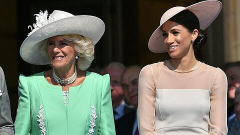 Herzogin Camilla und Herzogin Meghan sollen sich seit ihrem Kennenlernen nicht sonderlich gut verstehen.