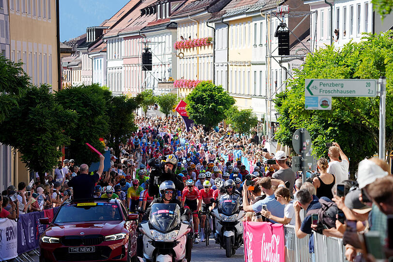 Das Fahrerfeld beim Straßenradrennen kurz nach dem neutralisierten Start in Murnau.
