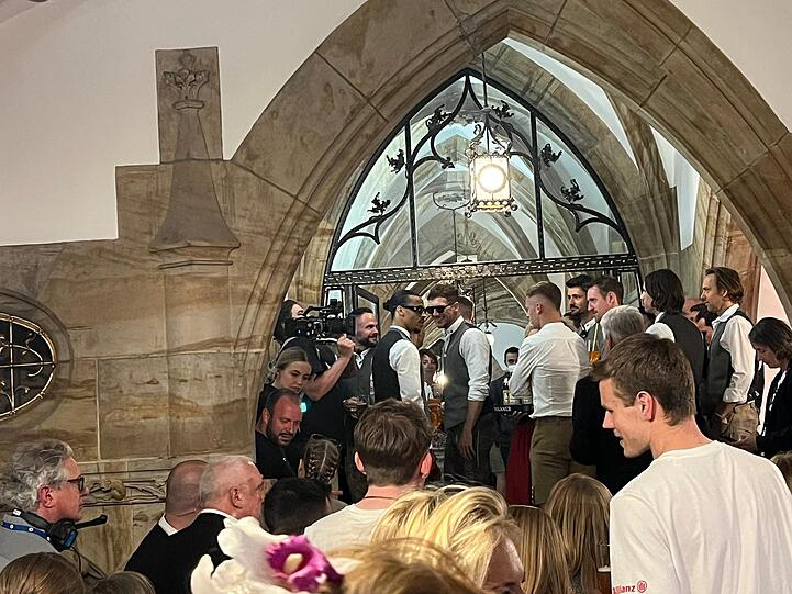 Spieler des FC Bayern München im Rathaus, kurz vor der Meisterfeier auf dem Rathausbalkon.