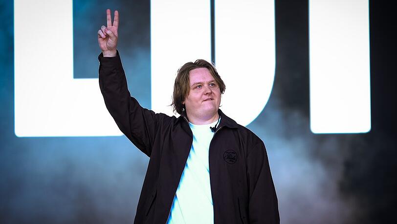 Lewis Capaldi meldete sich auf dem Glastonbury Festival zur&uuml;ck.