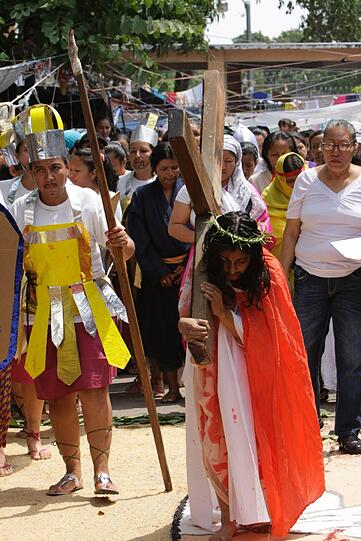 Weibliche Häftlinge des Ilopango Gefängnis in El Salvador spielen die Passion Christi am Karfreitag nach.
