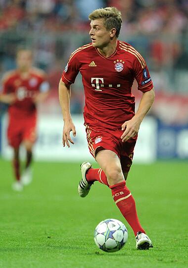 TONI KROOS: NOTE 2. Musste nach Thiagos Ankunft wieder rochieren, spielt nun etwas weiter vorne im Vierermittelfeld. Da ist er näher am Tor, was sich bewährte: Traf per hartem Rechtsschuss aus 17 Metern zum 3:0 (44.).