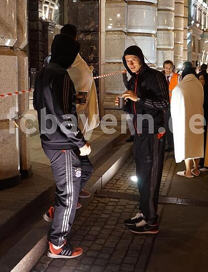 Robert Lewandowski vor dem Ritz-Carlton in Moskau.