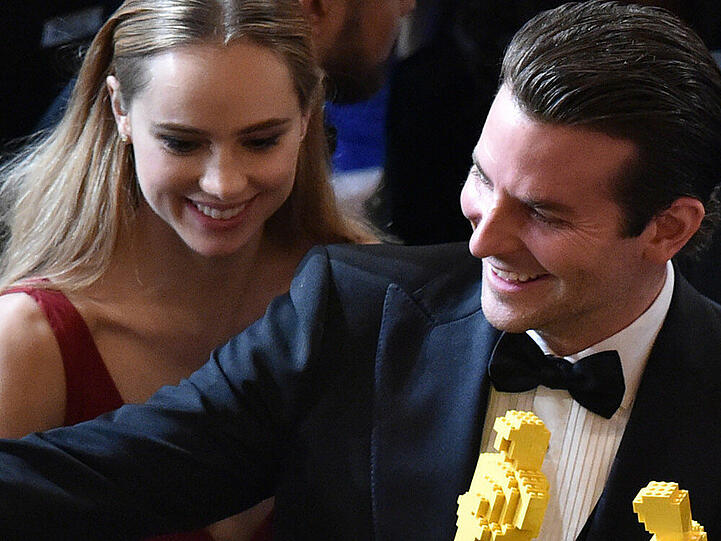 Bradley Cooper und Suki Waterhouse posieren bei den Oscars 2015 für ein Selfie
