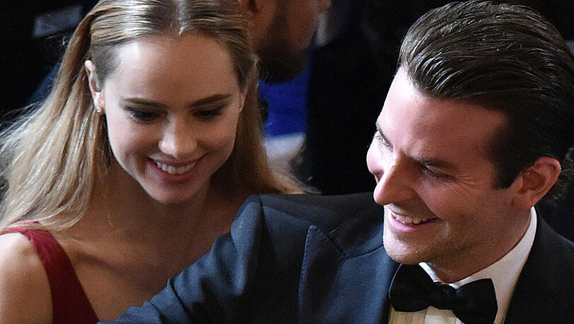 Bradley Cooper und Suki Waterhouse posieren bei den Oscars 2015 für ein Selfie Bradley Cooper und Suki Waterhouse posieren bei den Oscars 2015 für ein Selfie