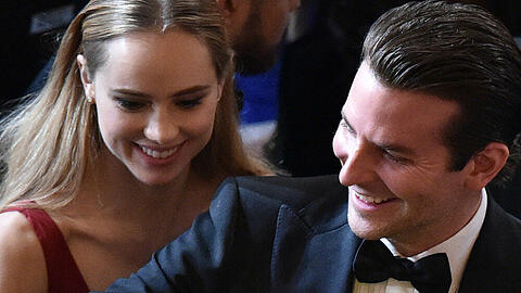 Bradley Cooper und Suki Waterhouse posieren bei den Oscars 2015 für ein Selfie