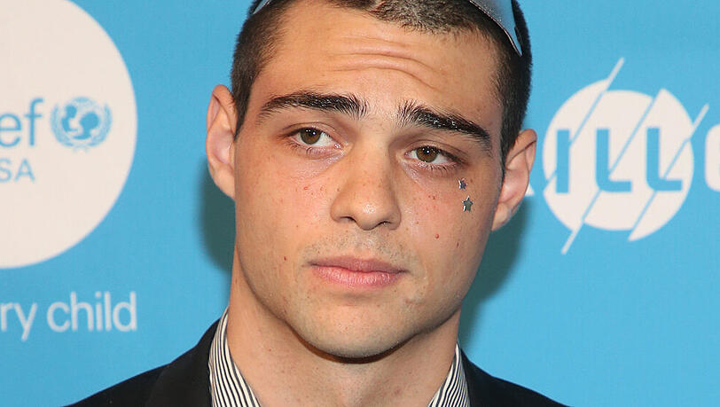 Noah Centineo kam bei einem TV-Auftritt kräftig ins Schwitzen Noah Centineo kam bei einem TV-Auftritt kräftig ins Schwitzen