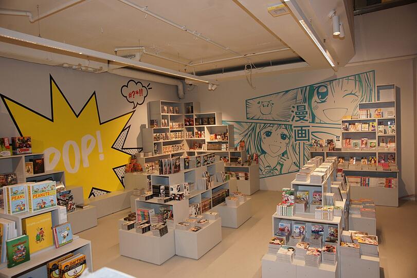 Hier geht's um Comics und Mangas, gut zu erkennnen an den Grafiken an der Wand.
