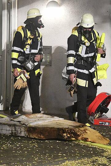 Der Kellerbrand in der Karwendelstraße hielt die Feuerwehr stundenlang in Atem. Bilder vom Einsatz am Samstagabend.