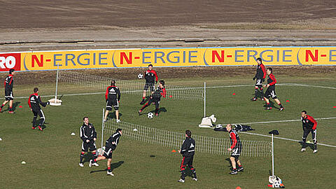 Meyer-los: Die Club-Profis bei der ersten Übungsstunde ohne den harten Hans. Die Stimmung soll nicht schlecht gewesen sein beim Fußball-Tennis.