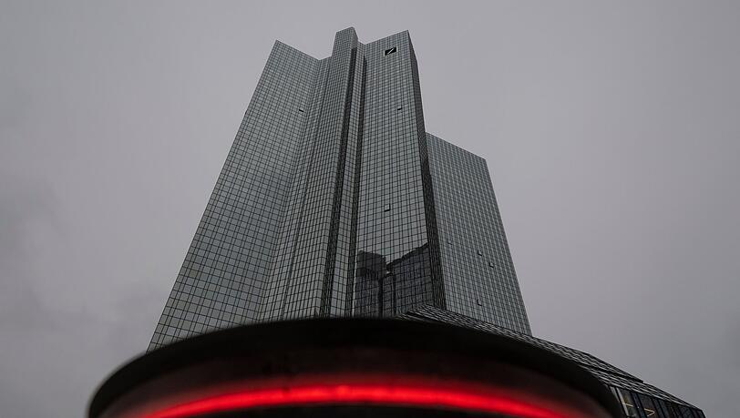 Am Tag vor der Bilanzvorlage fand im Hauptsitz der Bank in Frankfurt eine Razzia des BKA wegen des Verdachts der Geldw&auml;sche statt.