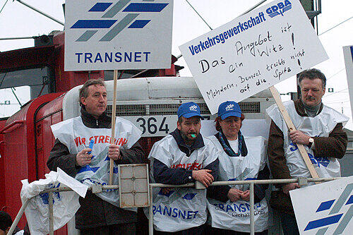 Mitglieder von Transnet und GDBA blockierten 2003 den Verkehr im Nürnberger Hauptbahnhof.