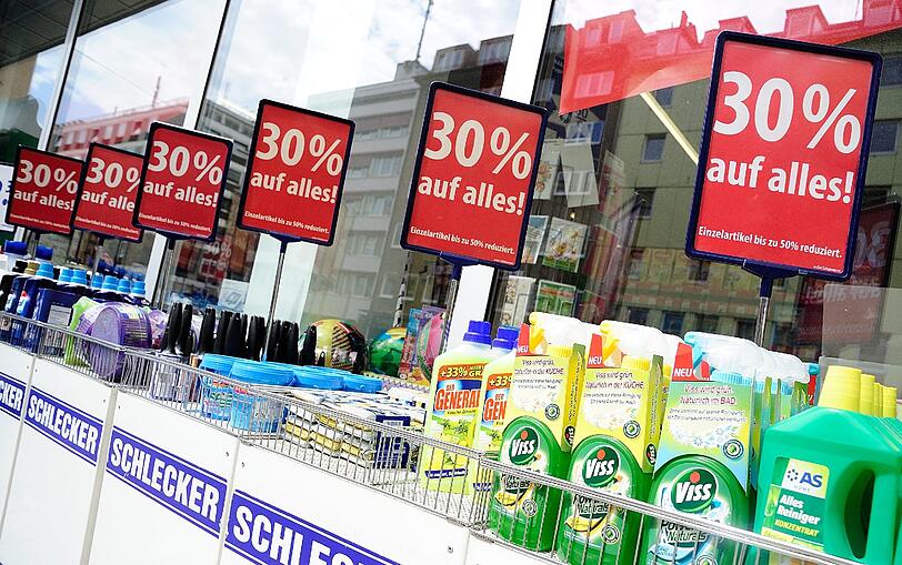 Die Pleite-Drogerie-Kette Schlecker verramscht die letzte Ware.