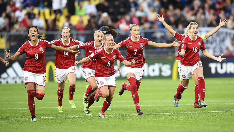 Dänemark stürmte ins Finale der Frauenfußball-EM und trifft dort auf Gastgeber Niederlande. Dänemark stürmte ins Finale der Frauenfußball-EM und trifft dort auf Gastgeber Niederlande.