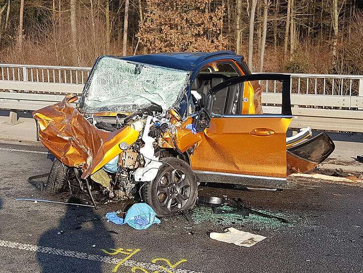 Auf einer Brücke bei Burghausen ist am Donnerstag eine Frau mit ihrem Ford frontal in einen Lkw geprallt - sie erlag noch an der Unfallstelle ihren Verletzungen.